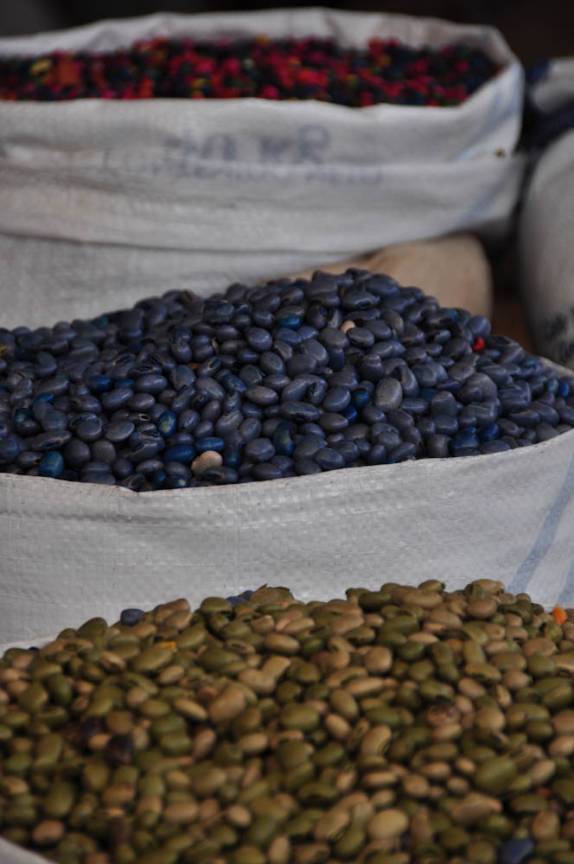 Até feijão verde e azul (!!!) tem no mercado de  San Cristobal de Las Casas, no sul do México
